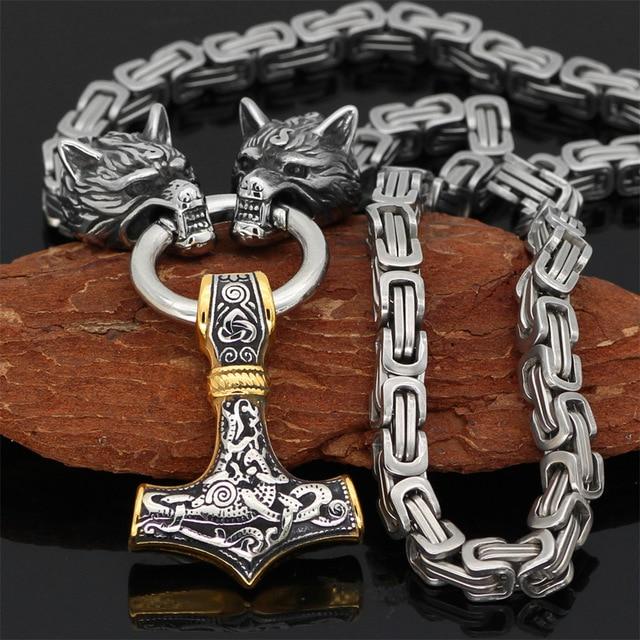 Detailaufnahme des Wolfskopf Anhängers aus Edelstahl an Herrenkette, nordischer Schutz-Schmuck.