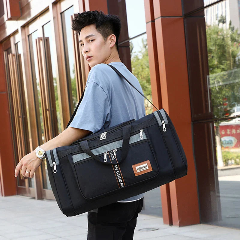 Geräumige, faltbare Herren Reisetasche geöffnet, zeigt viel Platz für Kleidung. Perfekt für Kurztrips.