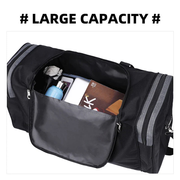 Mann trägt die faltbare Reisetasche als Schultertasche; vielseitig nutzbar als Duffelbag oder Sporttasche.