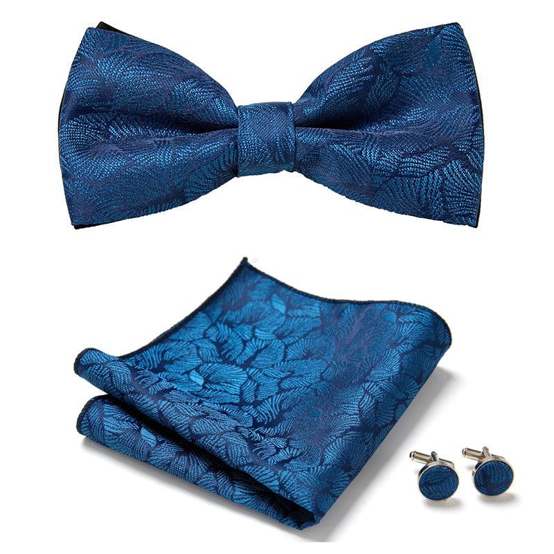 Dreiteiliges Herren-Accessoire-Set: Fliege, Einstecktuch, Manschettenknöpfe. Blumenmuster, für Anzug.