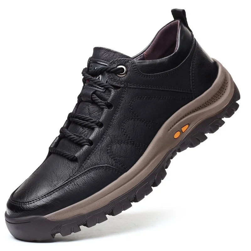 Braune Herren Freizeitschuhe, handgenäht, am Fuß getragen. Bequem, rutschfest & perfekt für Outdoor-Aktivitäten.
