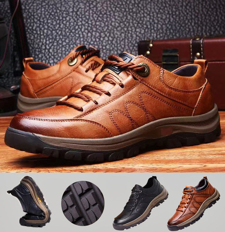 Mann trägt schwarze, bequeme Herren Freizeitschuhe mit ergonomischer Passform beim Spaziergang im Freien.