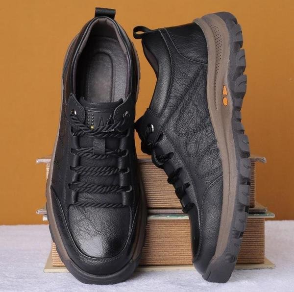 Handgenähte Herren Lederschuhe in Braun, bequem und rutschfest. Perfekt für Freizeit und Outdoor-Aktivitäten.