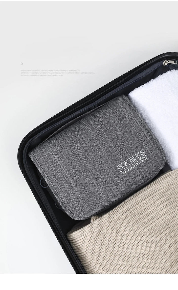 Stabiler Hängehaken am Herren Kulturbeutel, bereit zum Aufhängen der Waschtasche im Bad.
