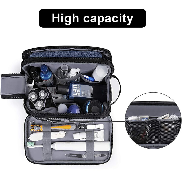 Elegante Herren Kulturtasche auf Reisen, als praktisches & wasserfestes Reiseaccessoire genutzt.