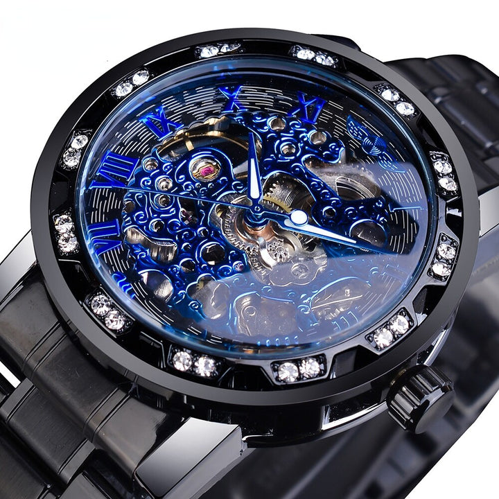 Detailaufnahme des edlen Edelstahlarmbands der Luxus-Herrenuhr mit sicherer Faltschließe.