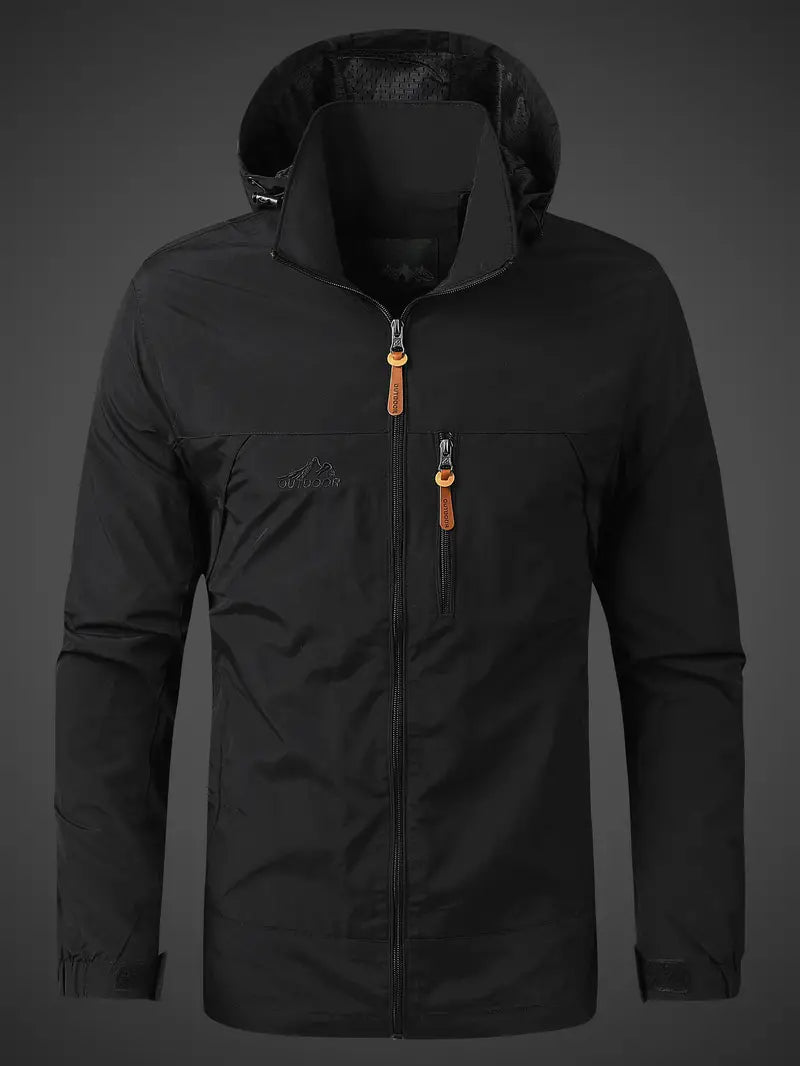 Mann trägt sandsberg20250618 Outdoorjacke beim Trekking in den Bergen, schützt vor Wind und Regen.