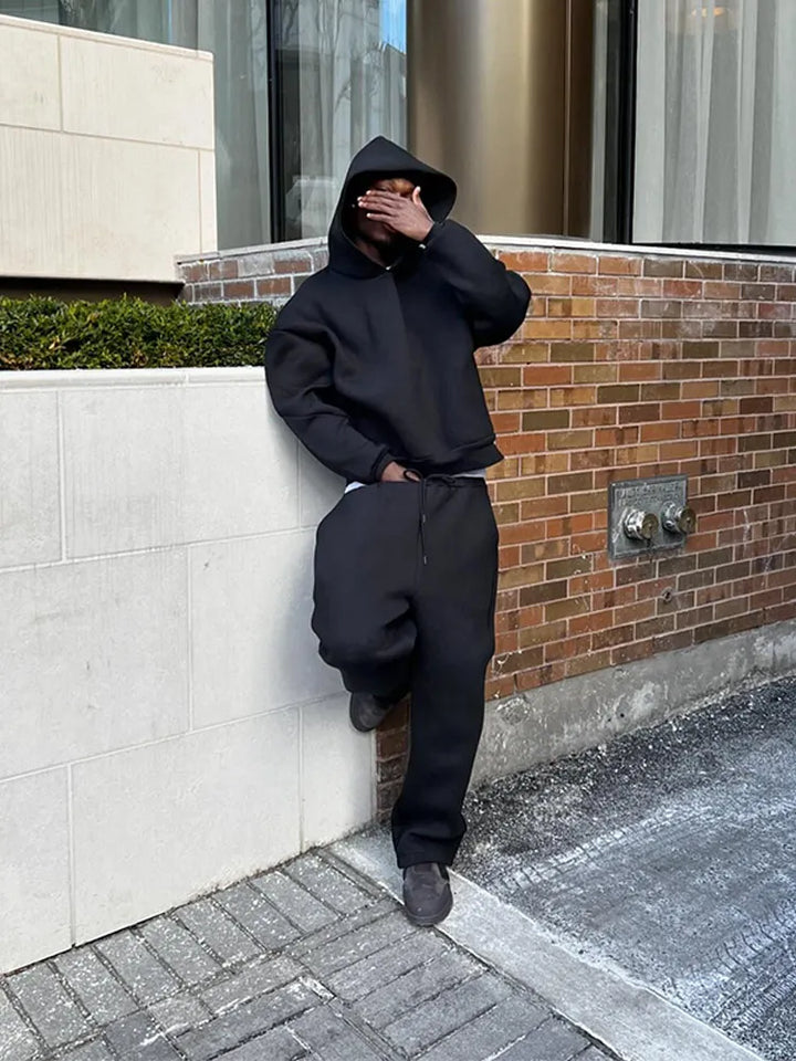 Lockere Oversized Herren Jogginghose des Sets, mit Gummibund und Bündchen, für lässigen Freizeit-Look.