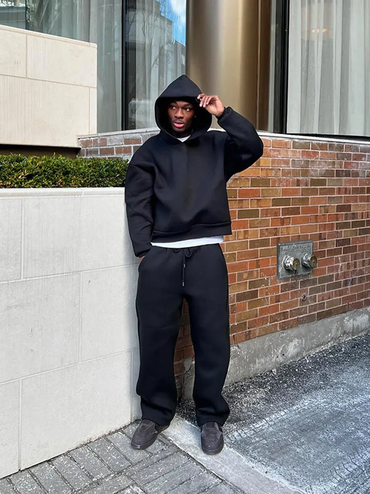 Komfortabler Herren Trainingsanzug im Oversized-Stil aus weichem Material, ideal für Entspannung & Sport.