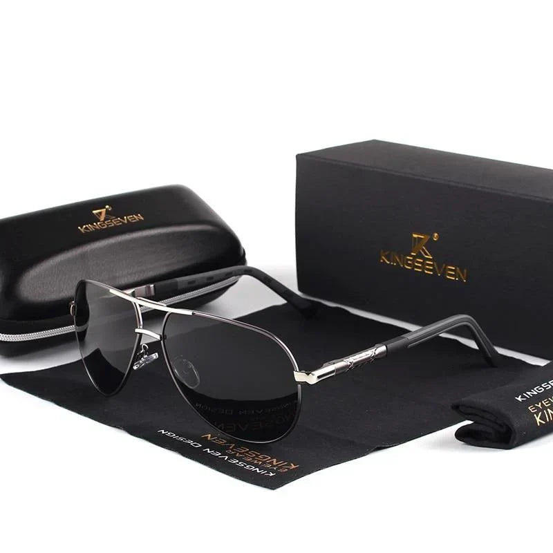 Nahaufnahme: Robuster Metallrahmen einer Herren Piloten-Sonnenbrille, polarisiert & UV400 geschützt.