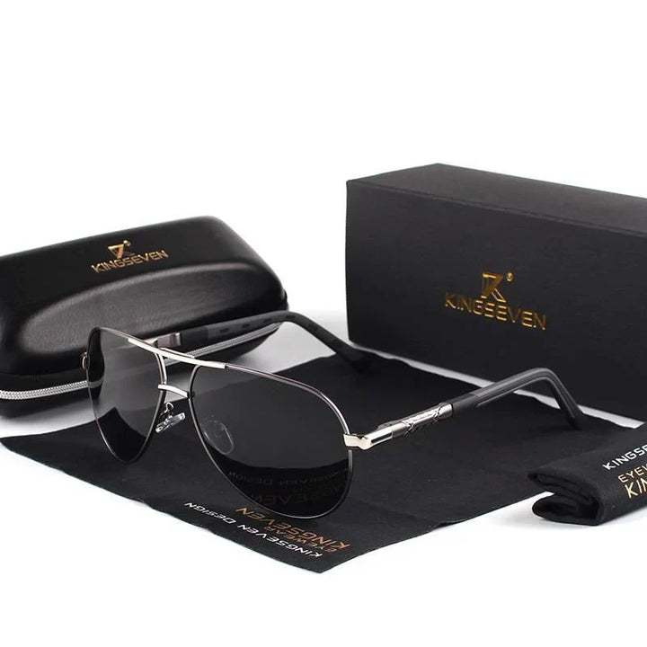 Nahaufnahme: Robuster Metallrahmen einer Herren Piloten-Sonnenbrille, polarisiert & UV400 geschützt.