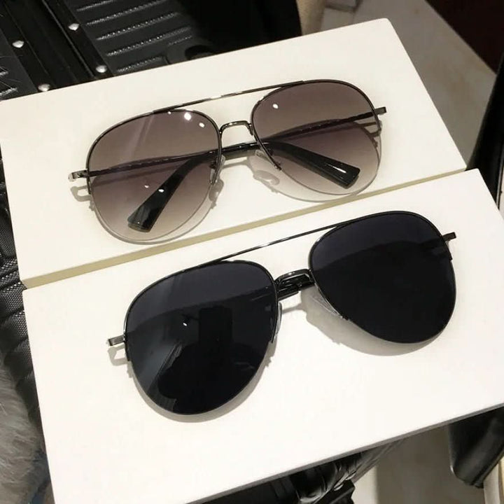 Stilvolle Herren Pilotensonnenbrille für Outdoor-Aktivitäten mit UV400-Schutz.