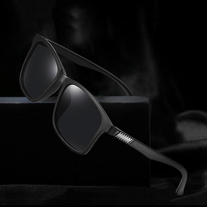 Detailansicht der polarisierten Gläser einer Herren-Sonnenbrille. Garantiert klaren Blick & UV-Schutz.