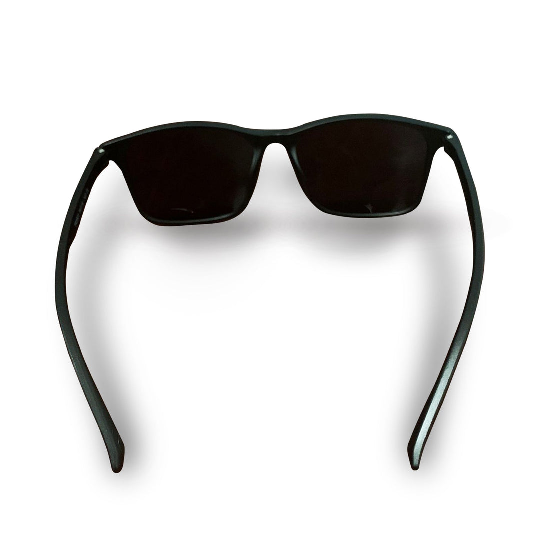 Mann trägt klassische, polarisierte Herrensonnenbrille. Bietet Blendschutz & klaren Blick für Autofahrten.