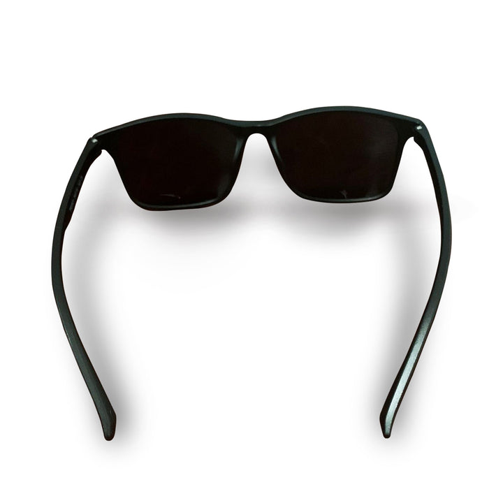 Mann trägt klassische, polarisierte Herrensonnenbrille. Bietet Blendschutz & klaren Blick für Autofahrten.