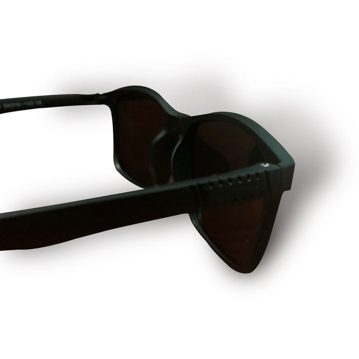 Aktiver Mann mit polarisierter Herrensonnenbrille genießt den Sommer im Freien. Optimaler UV-Schutz & klarer Blick.