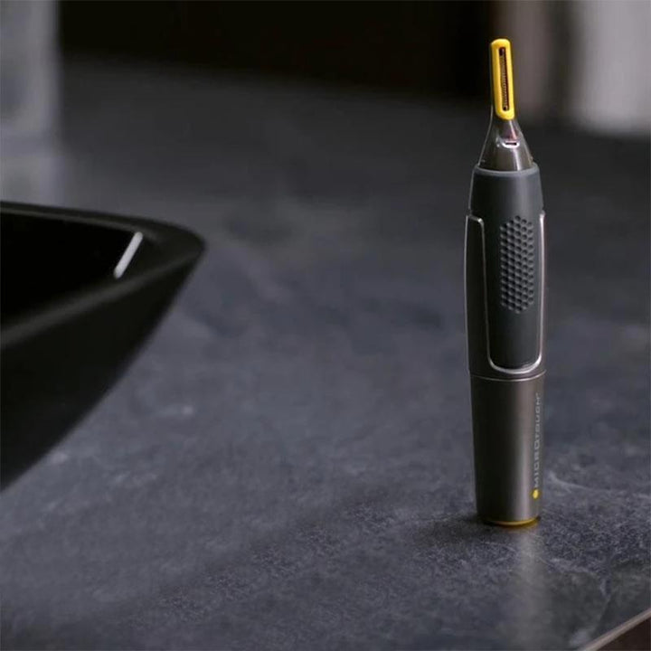 All-in-one Präzisionstrimmer für Nase, Ohren, Bartkonturen. Perfekte Herrenpflege dank LED-Licht.