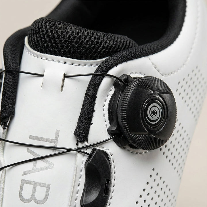 Detailansicht der Mathew Radsportschuhe: Boa-Verschluss für perfekten Halt beim Indoor-Cycling und Outdoor-Radeln.
