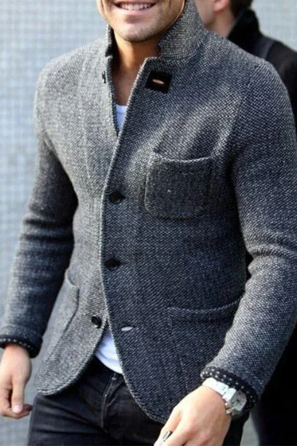 Eng anliegende Herren Strickweste im Retro-Look. Elegante Vintage-Herbstmode aus hochwertigem Strick für Casual-Outfits.