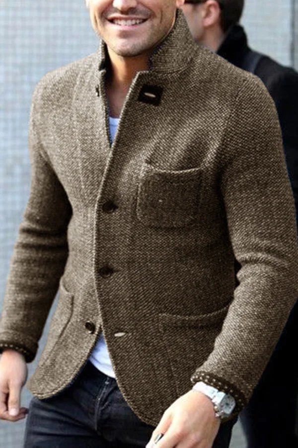 Warme Herren Strickweste im Vintage-Stil. Komfortable Retro Weste für Herbst- und Wintermode, perfekte Freizeit-Oberbekleidung.