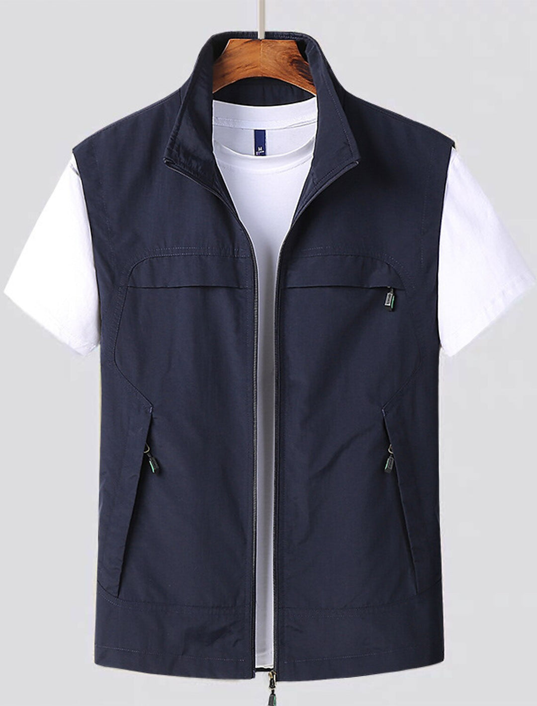 Funktionale schwarze Herren Outdoor Weste mit vielen Taschen. Schnelltrocknend, ideal für Angeln, Wandern & Freizeit.