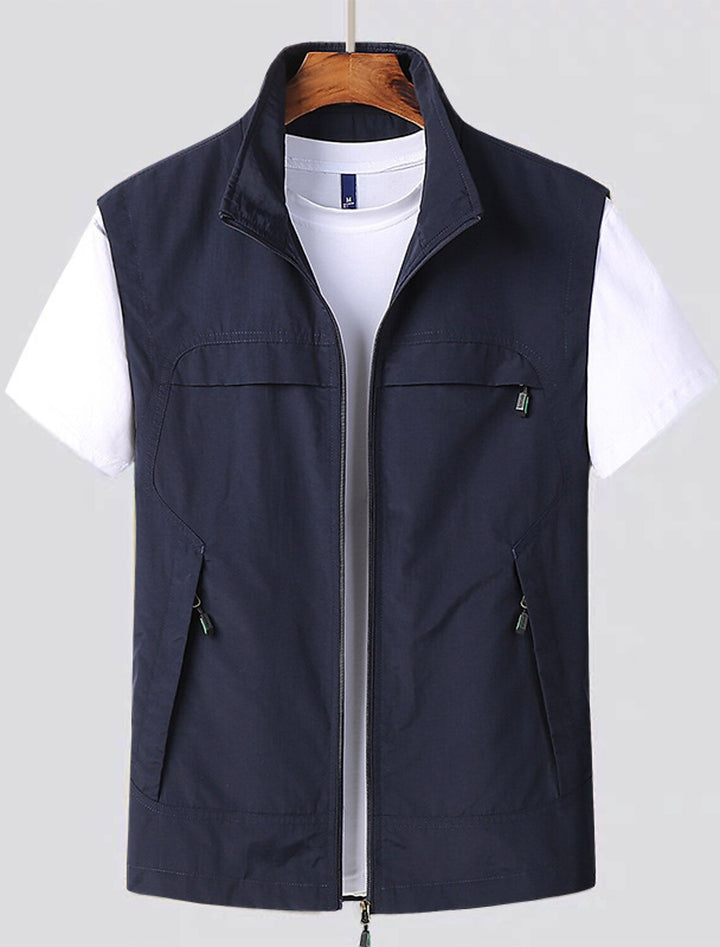 Funktionale schwarze Herren Outdoor Weste mit vielen Taschen. Schnelltrocknend, ideal für Angeln, Wandern & Freizeit.