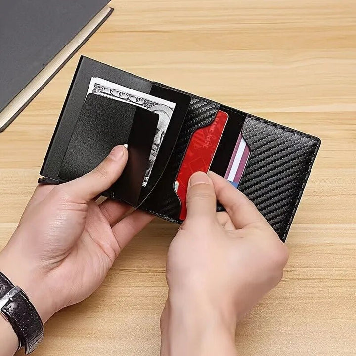 Kompaktes Herren Portemonnaie mit RFID-Schutz, schlankes Design ideal für Reise und Alltag.