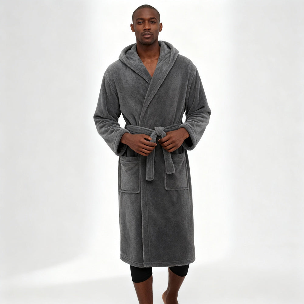 Gemütlicher, warmer Herren Bademantel mit Kapuze, ideal für entspannte Stunden nach Bad oder Sauna.