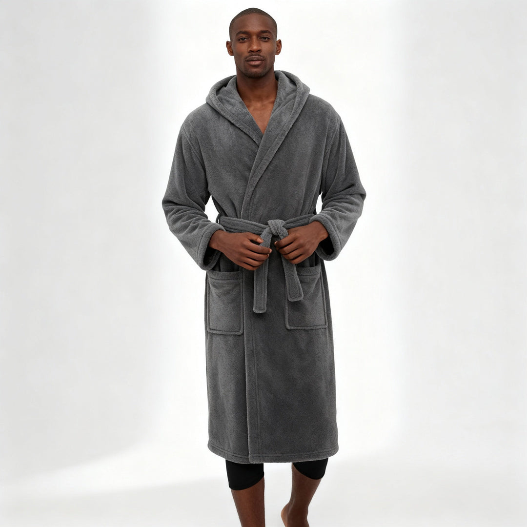 Gemütlicher, warmer Herren Bademantel mit Kapuze, ideal für entspannte Stunden nach Bad oder Sauna.