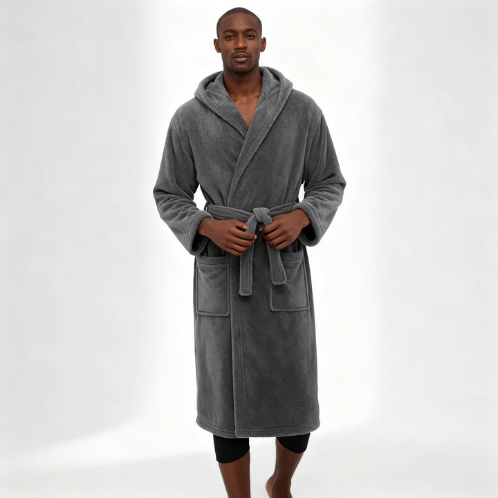 Gemütlicher, warmer Herren Bademantel mit Kapuze, ideal für entspannte Stunden nach Bad oder Sauna.