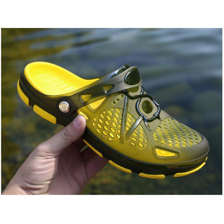 Leichte, atmungsaktive Herren Strandsandalen in Schwarz, bereit für entspannte Outdoor-Momente im Sommer.