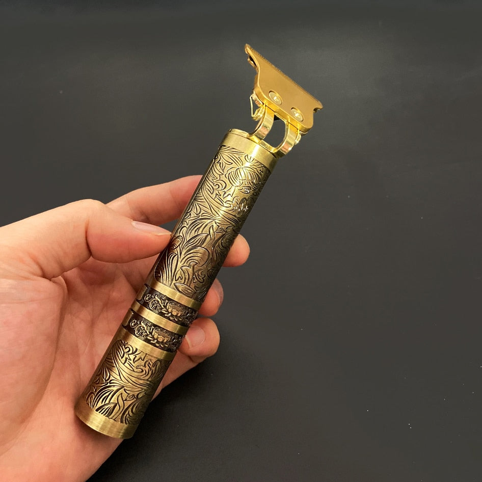Detailaufnahme des Totenkopf-Designs am Vintage Herren Trimmer. Präzise Klingen für saubere Konturen.