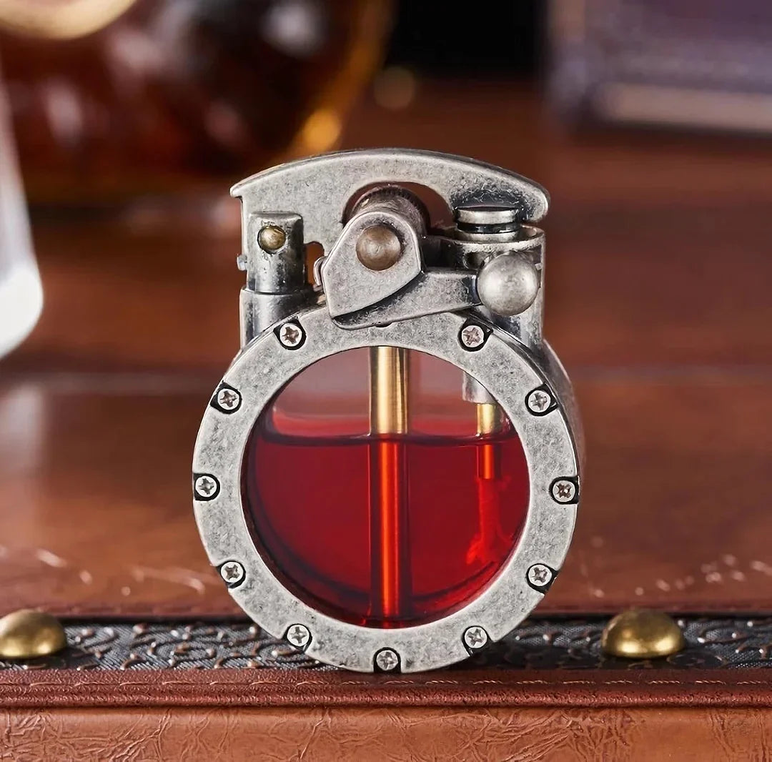 Nahaufnahme eines Herren Kerosinfeuerzeugs mit Vintage-Finish, robust und leicht nachfüllbar.