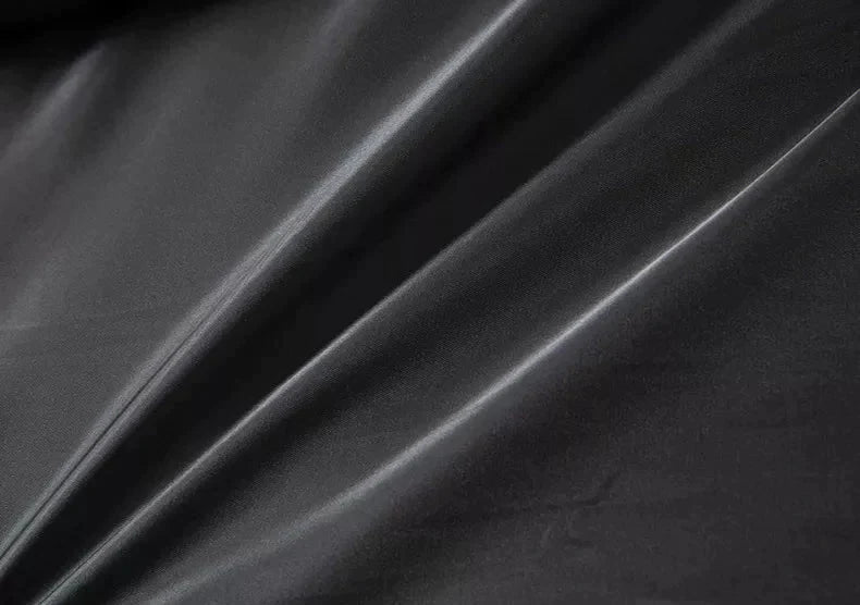 Detailansicht des eleganten Herren Zweiteiler Mantels, winddicht und warm für den Winter.