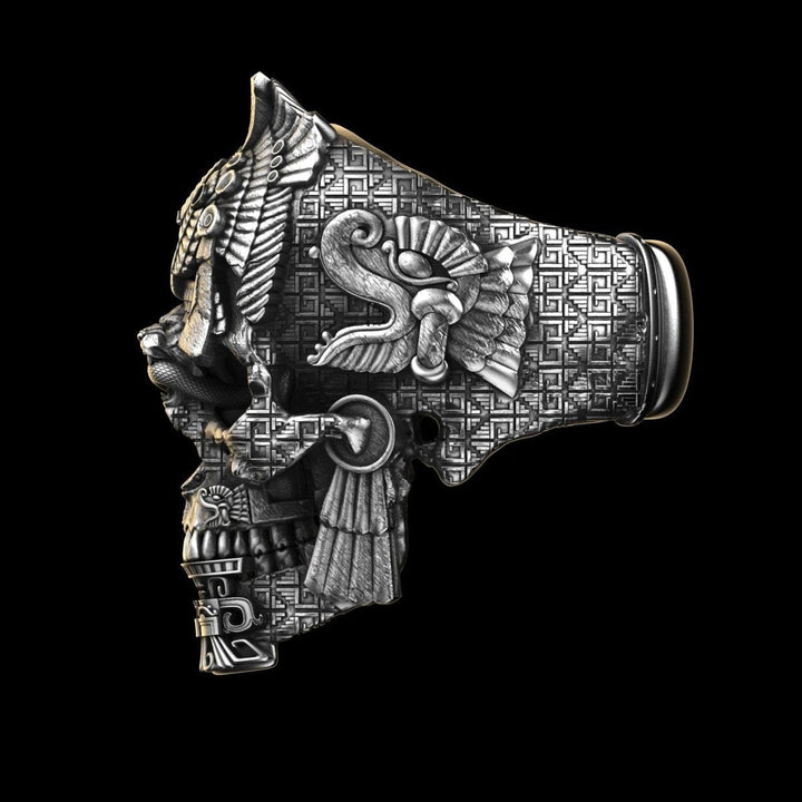 Handgefertigter Herren Totenkopf Ring aus glänzendem Sterlingsilber. Robuster Biker-Look mit aufwendiger Gravur. Zeitloses Design.