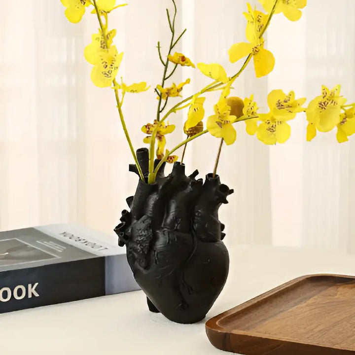 Elegante Harz-Blumenvase, herzförmig im griechischen Stil, ideales Wohnaccessoire für stilvolle Inneneinrichtung.
