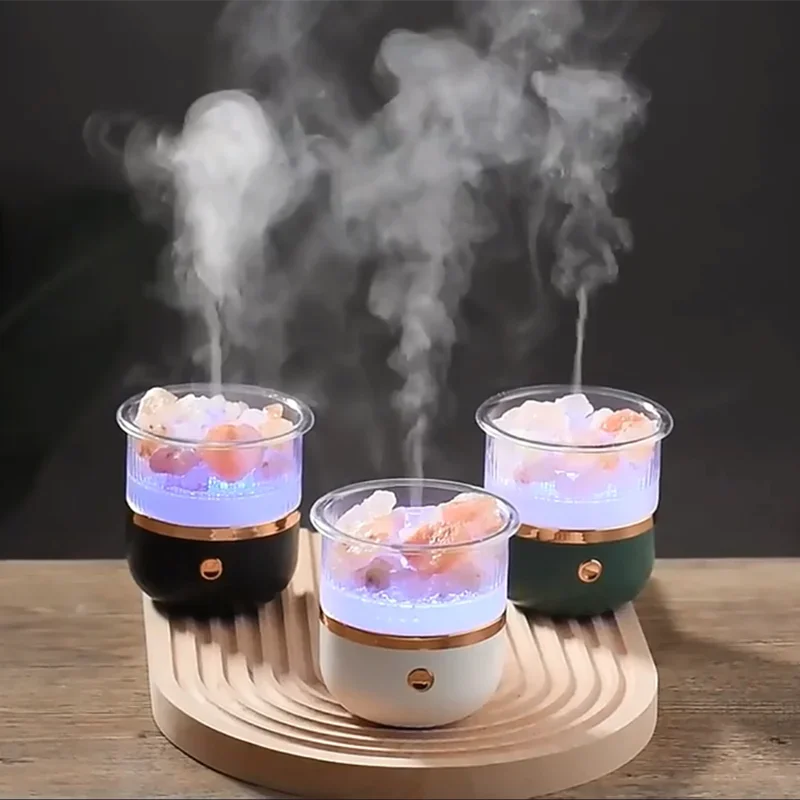 Himalaya Salzkristalllampe & USB Diffusor auf Tisch: Entspannung, Wellness & angenehmer Raumduft.