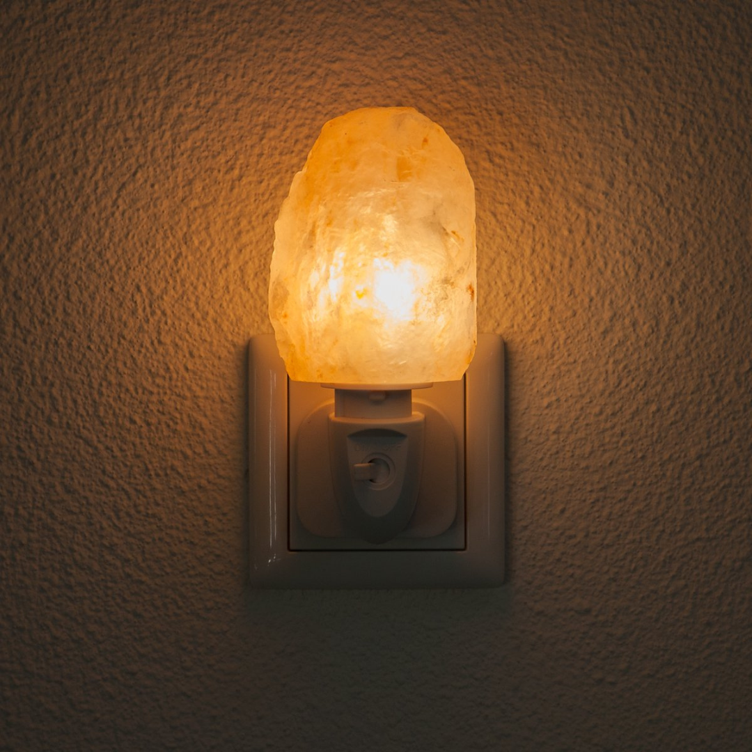 Dekorative Himalaya Salzlampe als Nachtlicht, fördert Wohlbefinden und reinigt die Luft Zuhause.