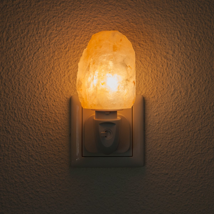 Dekorative Himalaya Salzlampe als Nachtlicht, fördert Wohlbefinden und reinigt die Luft Zuhause.