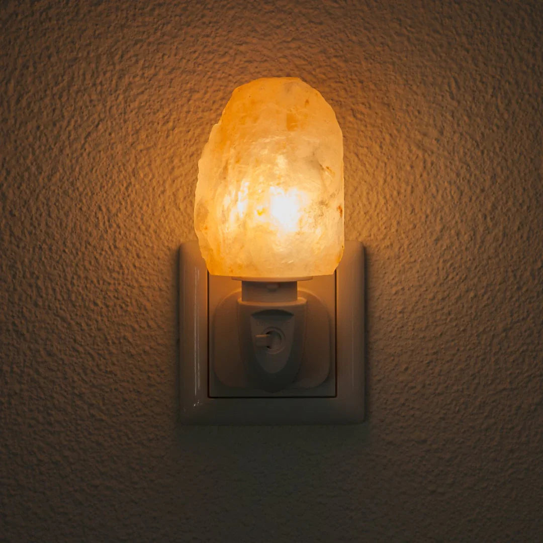 Himalaya Salzlampe für Zuhause, die warmes Licht & entspannende Atmosphäre schafft. Fördert Wohlbefinden & Stimmung.