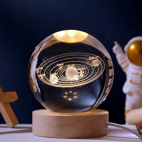 3D-gravierte Himmelsleuchte Kugel, projiziert detailreiche Sterne und Planeten. Ideal als Nachtlicht.