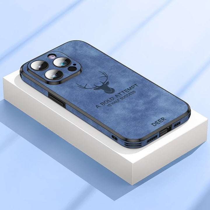 Elegante iPhone Lederhülle, Hirschleder Optik, mit verstärktem Kameraschutz.