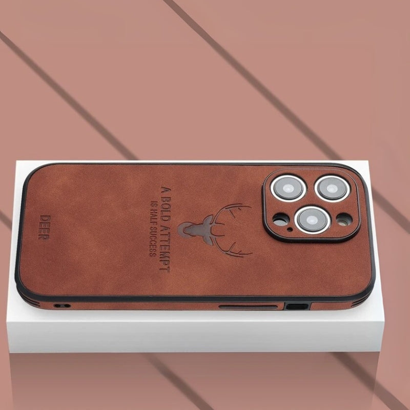 Stoßfeste iPhone Hülle aus echtem Hirschleder, mit speziellem Kameraschutz Design.