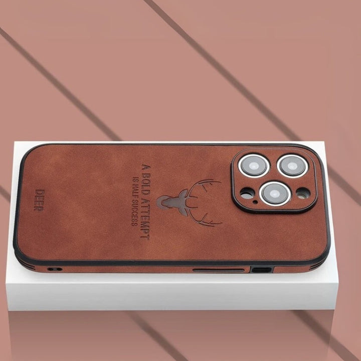Stoßfeste iPhone Hülle aus echtem Hirschleder, mit speziellem Kameraschutz Design.