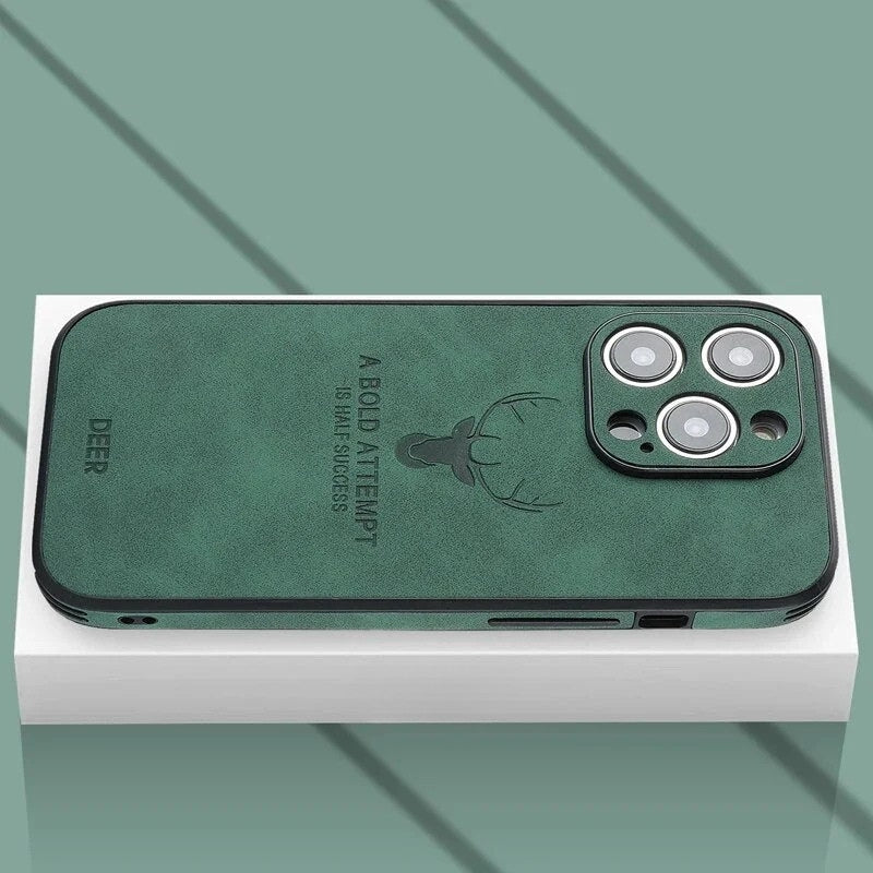 Elegante Hirschlederhülle für iPhone, mit integriertem Kameraschutz, premium Qualität.
