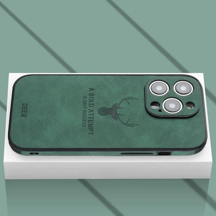 Elegante Hirschlederhülle für iPhone, mit integriertem Kameraschutz, premium Qualität.