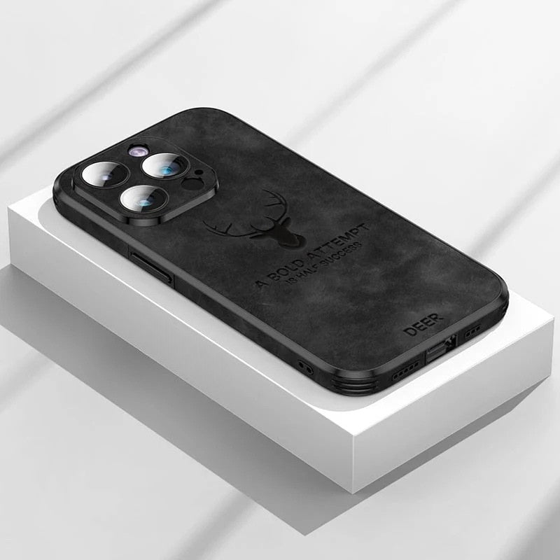 Premium Hertenleder iPhone Hülle, langlebig & schützend, mit erhöhtem Kameraschutz.