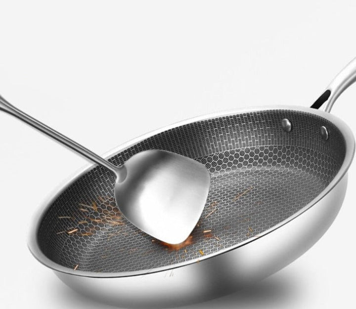 Elegante Premium Bratpfanne aus Edelstahl, kratzfest und robust, für professionelle Kochergebnisse.