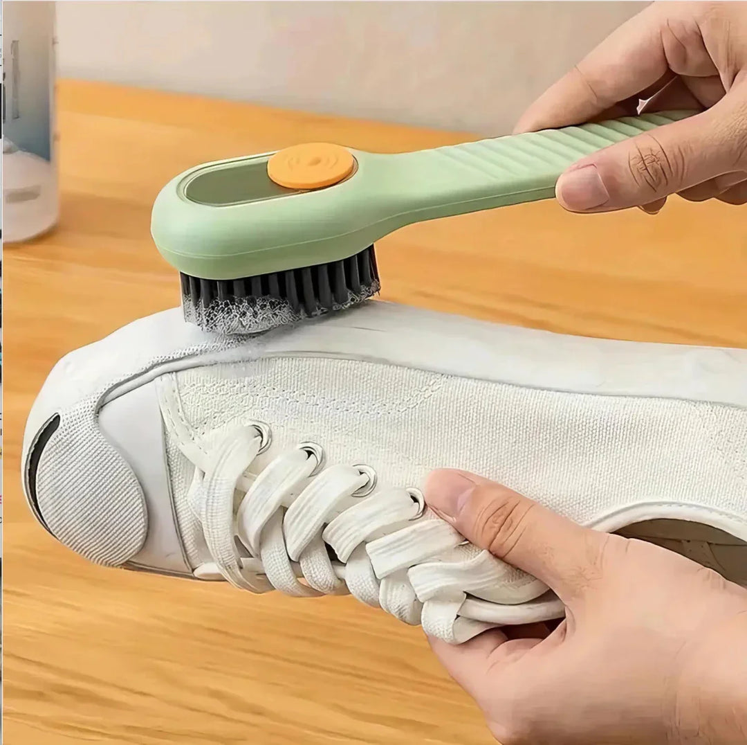 Detailaufnahme der weichen Borsten einer Schuhbürste. Ideal für die sanfte und gründliche Schuhreinigung.
