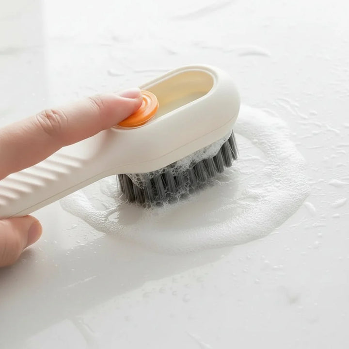 Ergonomische Schuhbürste in Aktion, reinigt mühelos Schmutz und Staub von Schuhen. Für einfache Schuhpflege.